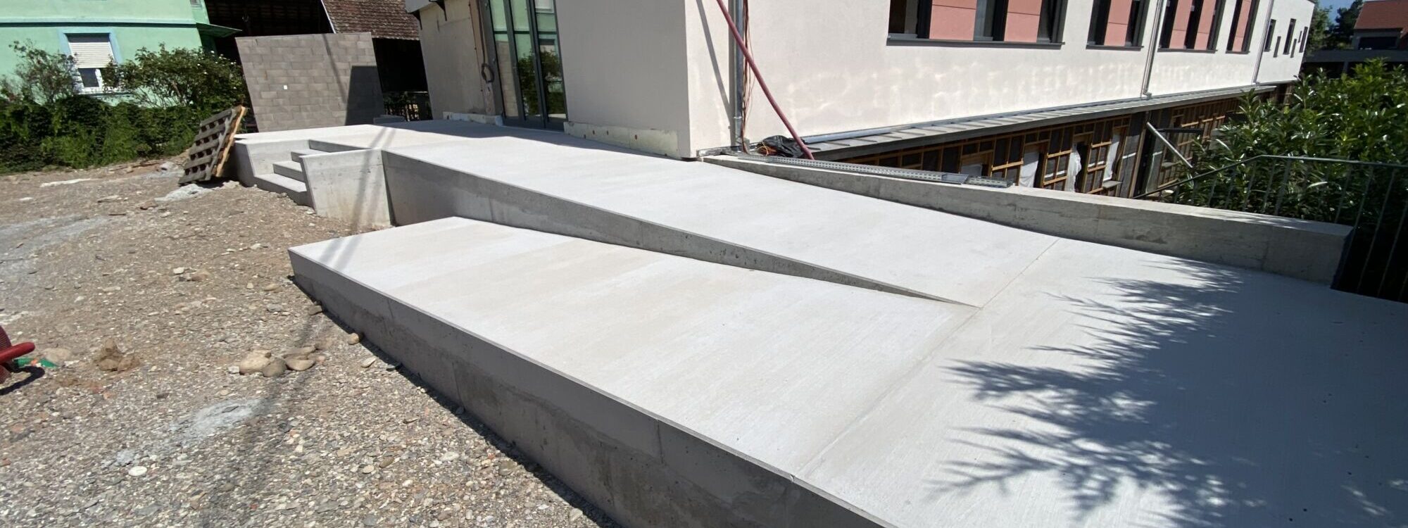 Cr&eacute;ation d’un parvis en b&eacute;ton balay&eacute; au Foyer Saint-Andr&eacute; &agrave; Turckheim, pr&egrave;s de Colmar Ensisheim
