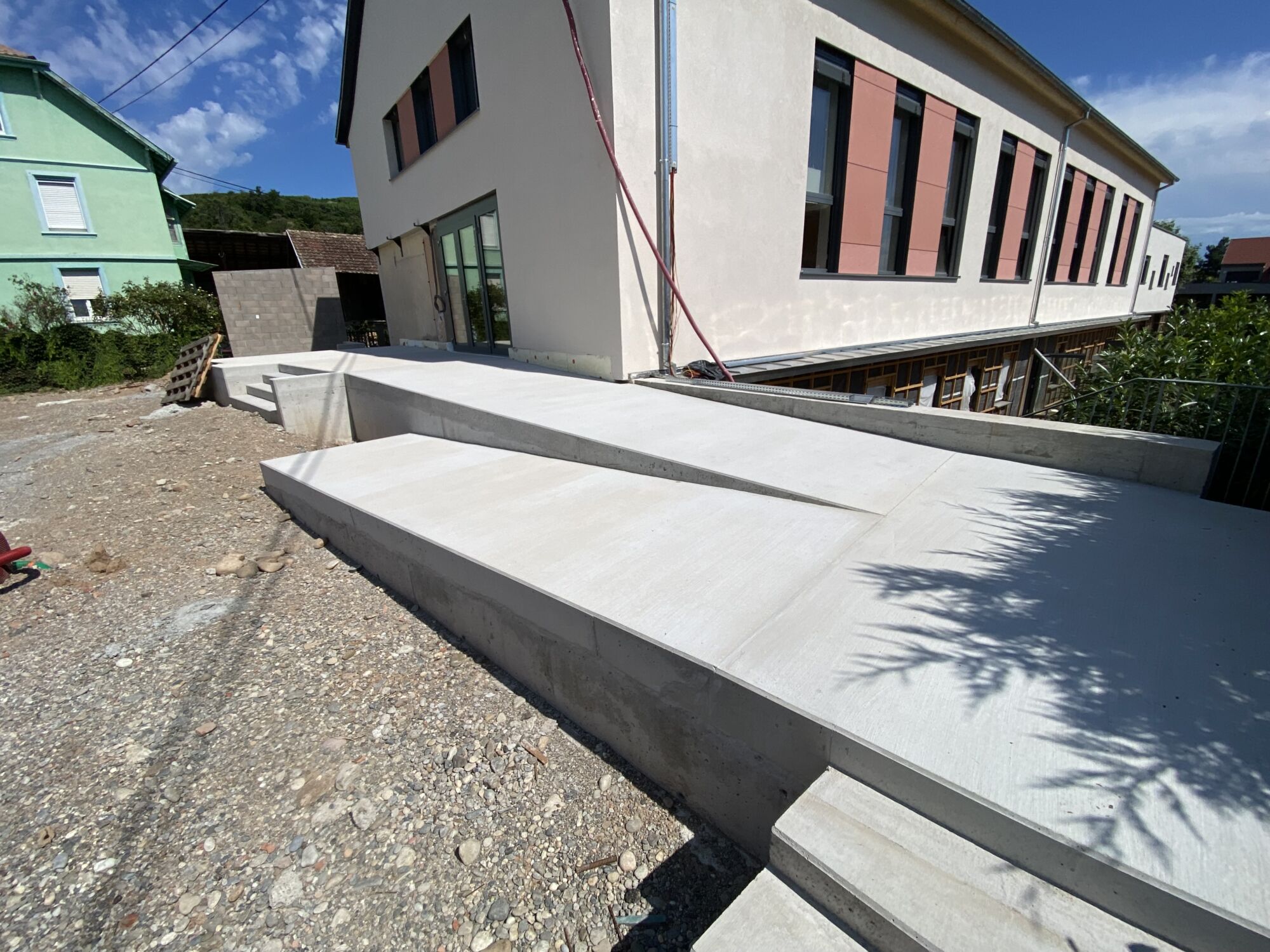 Cr&eacute;ation d’un parvis en b&eacute;ton balay&eacute; au Foyer Saint-Andr&eacute; &agrave; Turckheim, pr&egrave;s de Colmar Ensisheim